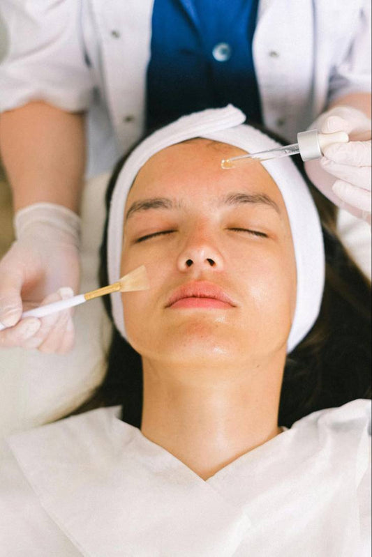Facial treatment with Niacinamide and Hyaluronic Acid